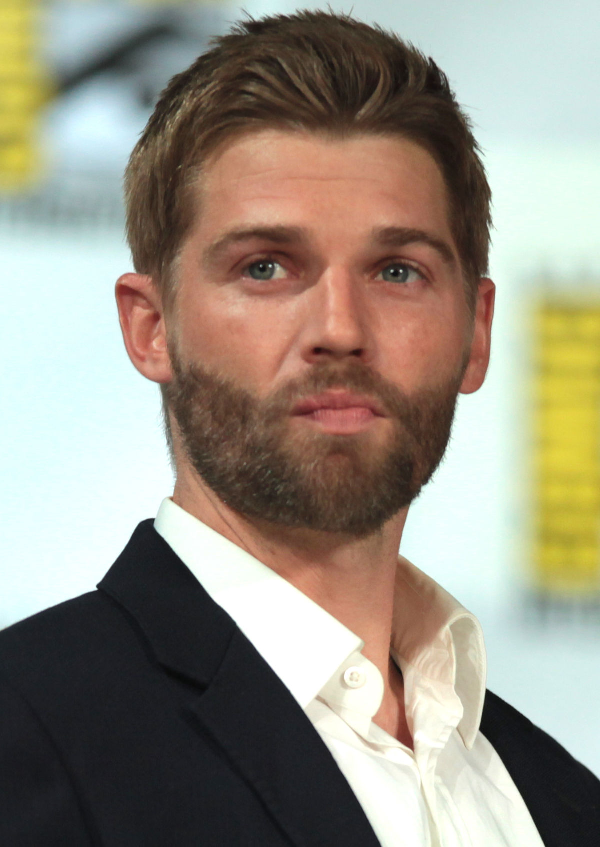 How tall is Mike Vogel?